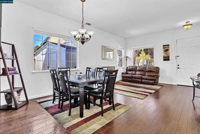 1186 Waverly Cir, Hercules CA: https://media.crmls.org/mediaz/1967eb08-1158-45d3-bc98-baeb6905ebe7.jpg