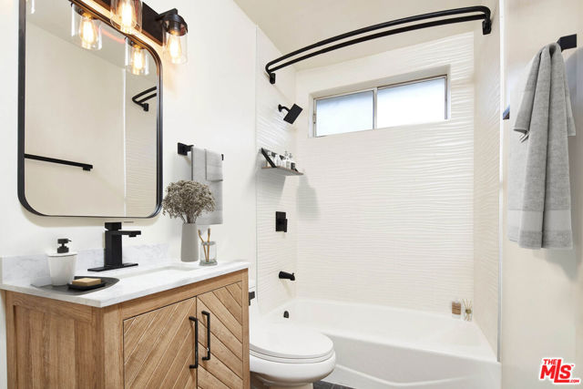 204 N Manhattan Place, Los Angeles CA: https://media.crmls.org/mediaz/19693c64-eda9-4f3f-8170-c878f91e7ddb.jpg