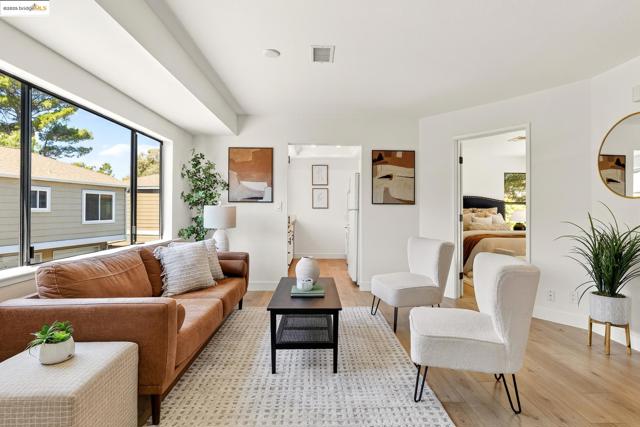221 Village Pl, Martinez CA: https://media.crmls.org/mediaz/19694ff7-cea3-499a-b876-eaed026754af.jpg