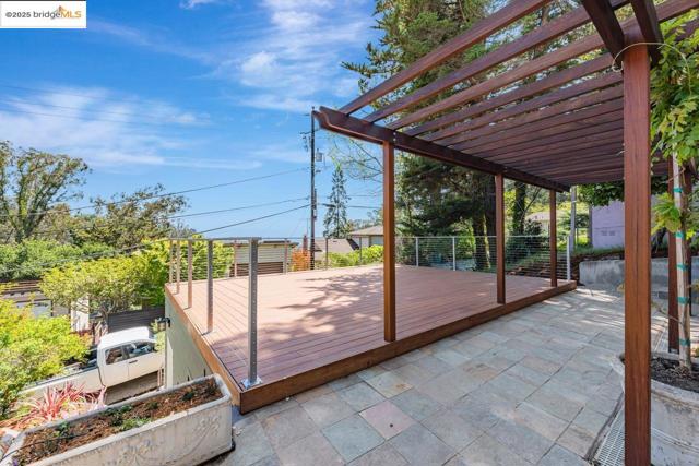 6815 Paso Robles Dr, Oakland CA: https://media.crmls.org/mediaz/1969cf9d-129b-41ab-958f-faf3aee2692c.jpg