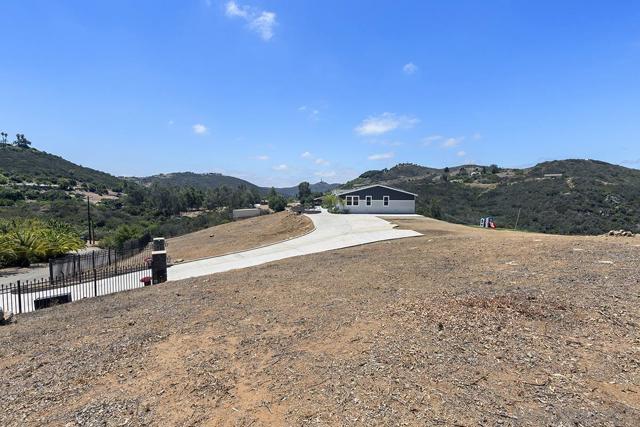 4027 Sumac Summit, Fallbrook CA: https://media.crmls.org/mediaz/196cc61f-d8df-46bc-81eb-f659ead5789c.jpg