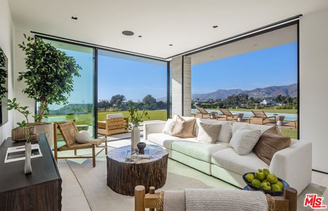 Image 22 of 41 For 6889 Dume Drive