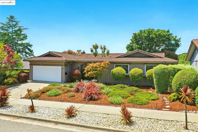 7927 Phaeton Dr, Oakland CA: https://media.crmls.org/mediaz/196de7e7-d6b0-42b6-af09-99c34427511a.jpg