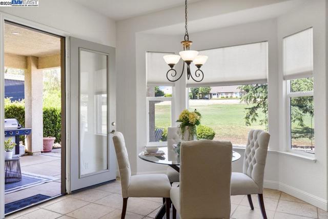 1123 Burghley Ln, Brentwood CA: https://media.crmls.org/mediaz/196f65f0-923c-46cf-adff-fe9bfb284d6f.jpg