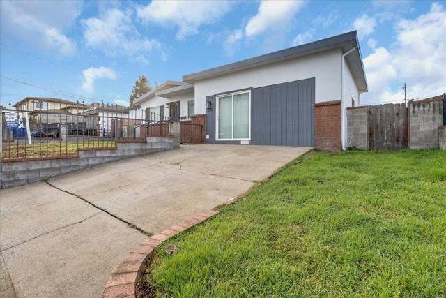 1140 Palm Avenue, Seaside CA: https://media.crmls.org/mediaz/1971220e-d89b-4d6c-897c-583afa10aca6.jpg