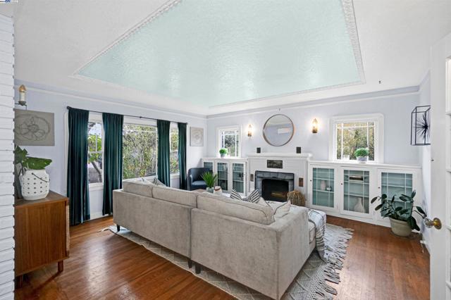 3908 Archmont Pl, Oakland CA: https://media.crmls.org/mediaz/19719a14-ed0c-41a1-9210-75dca454429e.jpg