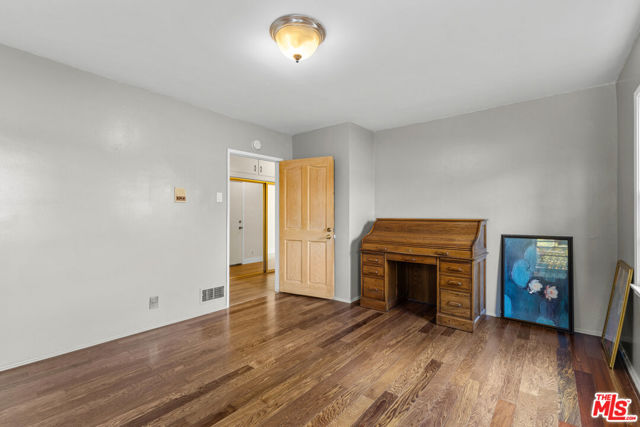 5317 Angeles Vista Boulevard, View Park CA: https://media.crmls.org/mediaz/1971afe7-f2cd-4a65-8fd4-d0e39fa67d0b.jpg