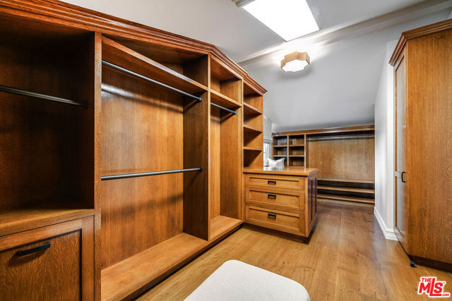 10445 Valley Spring Lane, Toluca Lake CA: https://media.crmls.org/mediaz/1971e003-edb4-4e97-9fdf-308b71e3b918.jpg