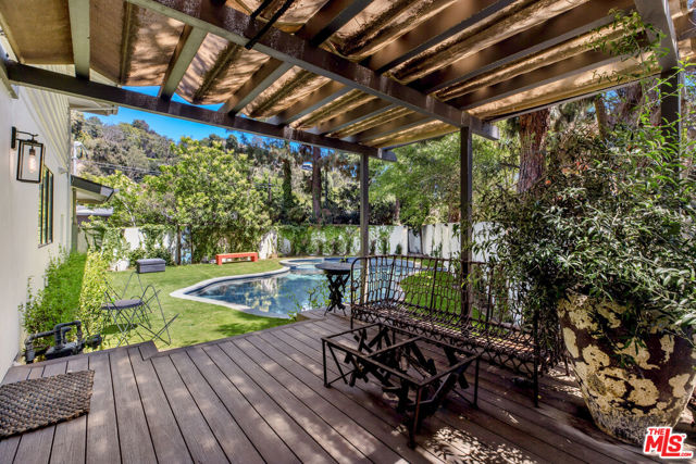 811 N Norman Place, Los Angeles CA: https://media.crmls.org/mediaz/1971f027-8234-44a5-858f-bd6b89268182.jpg
