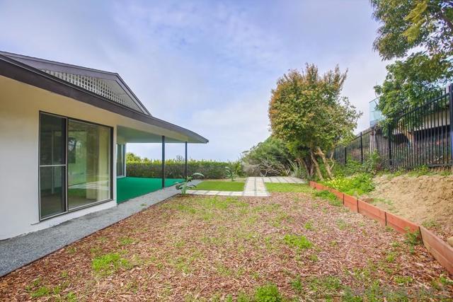 7255 Via Capri, La Jolla CA: https://media.crmls.org/mediaz/19720ae4-2b55-43c8-a039-ae952b3b19bf.jpg