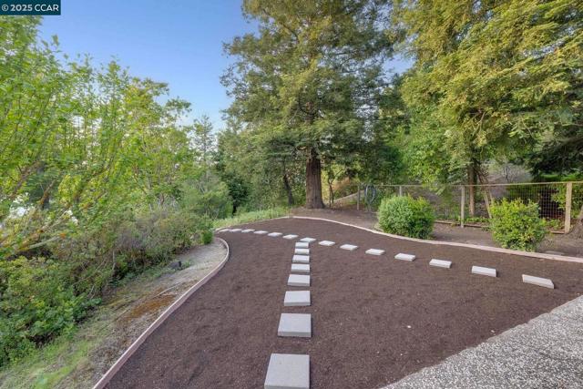 9 Irvine Drive, Moraga CA: https://media.crmls.org/mediaz/19724117-c057-4c54-99bf-674185c2c382.jpg