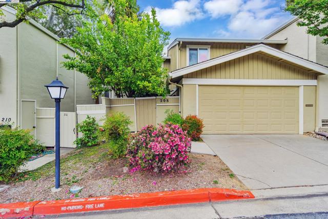208 Siskiyou Ct, Walnut Creek CA: https://media.crmls.org/mediaz/19725e75-9516-4339-9bb4-f0950f7df52e.jpg