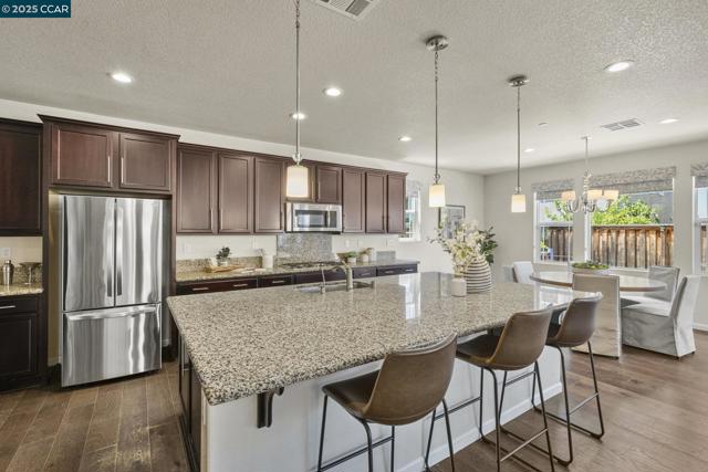 589 W Huntington Ave, Mountain House CA: https://media.crmls.org/mediaz/1972bfb4-eb12-4fa1-ace4-395e026758b6.jpg