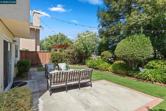 1015 Hidden Oak Ct, Concord CA: https://media.crmls.org/mediaz/1972ccb7-276c-488c-8b88-d4b2047cff8b.jpg