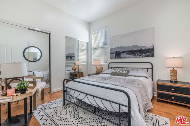 3718 S Barrington Avenue, Los Angeles CA: https://media.crmls.org/mediaz/19735eb4-6819-4060-9cf9-d3f251565e2b.jpg