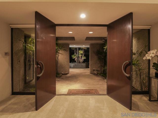 7963 Prospect Pl, La Jolla CA: https://media.crmls.org/mediaz/19743a93-03ff-48bc-b079-01ce39647c99.jpg