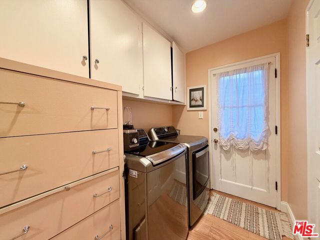 13957 Chandler Boulevard, Sherman Oaks CA: https://media.crmls.org/mediaz/19744571-592e-42d7-b8c8-2549fee79bde.jpg