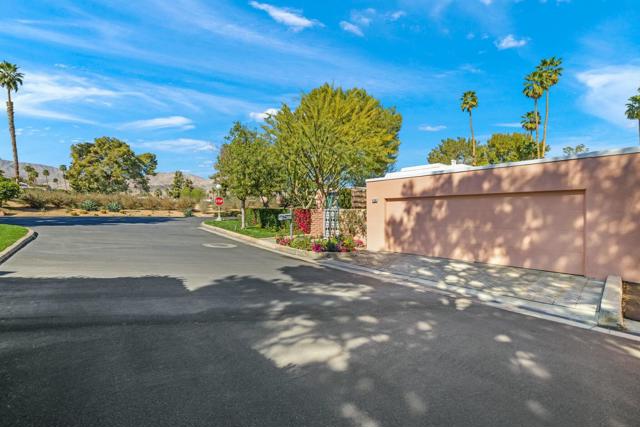 47360 Jadida Avenue, Palm Desert CA: https://media.crmls.org/mediaz/197445bd-d23d-4c6a-b14b-258d0efd31a0.jpg