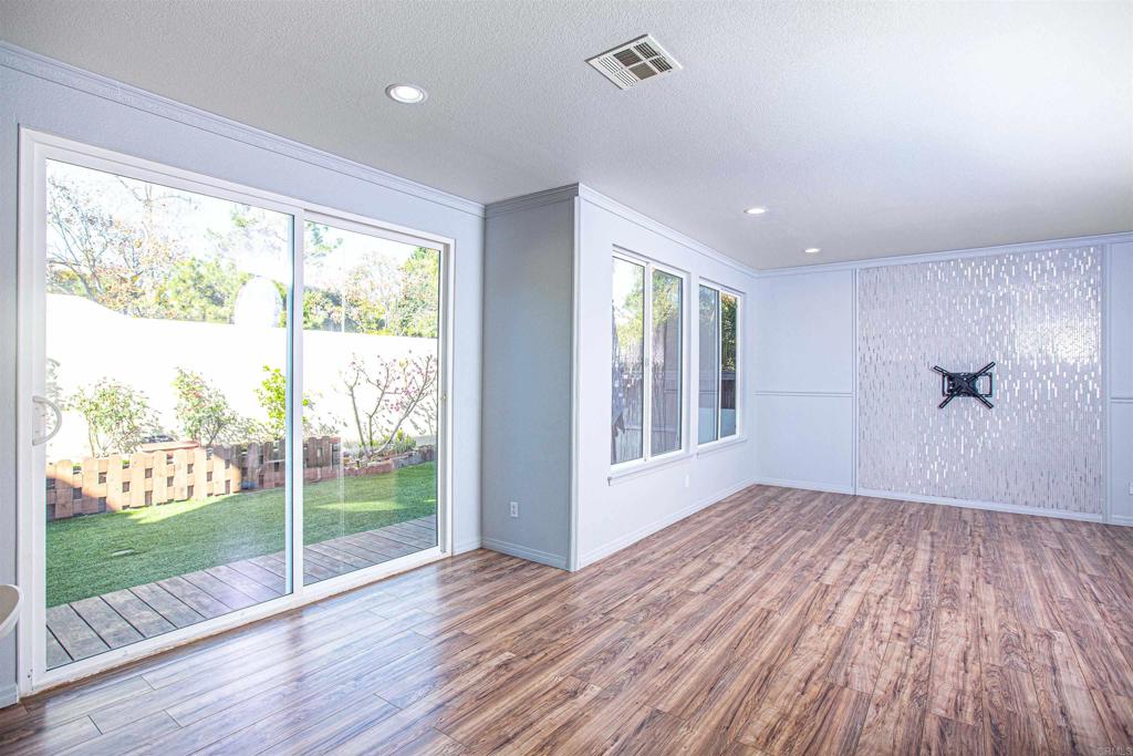 https://media.crmls.org/mediaz/1974bb44-d366-4cc1-bed6-95ad6fec25cd.jpg?preset=X-Large