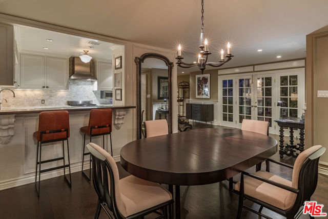 1612 Gilcrest Drive, Beverly Hills CA: https://media.crmls.org/mediaz/19753ff7-e3fb-48ec-ac6c-ce64dd4add12.jpg