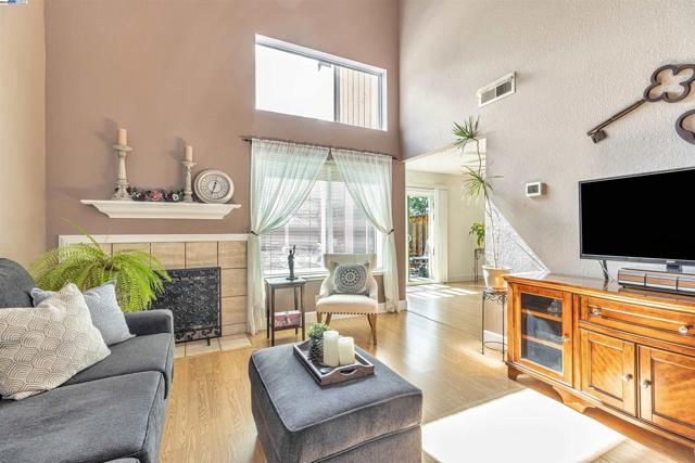 2013 Galloway Cmn, Livermore CA: https://media.crmls.org/mediaz/197646e3-ecf7-4299-b6b1-435ac5eff95b.jpg