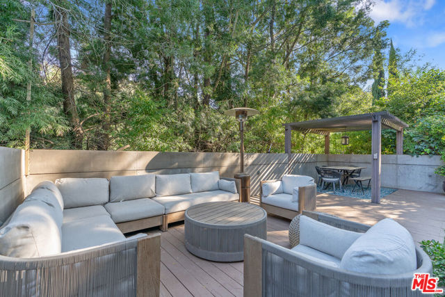 8581 Appian Way, Los Angeles CA: https://media.crmls.org/mediaz/19768cc7-0dc5-4959-b21a-5ea05387467b.jpg