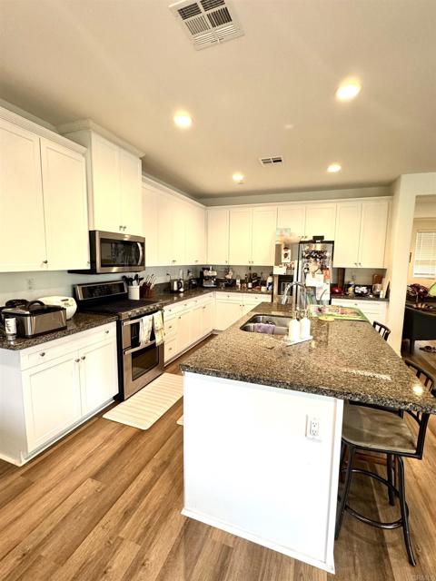 Detail Gallery Image 5 of 17 For 34148 Thistlewood Ave, Murrieta,  CA 92563 - 5 Beds | 3 Baths