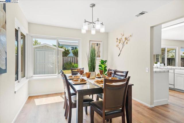 4848 Nadine Ct, Union City CA: https://media.crmls.org/mediaz/1976b280-f4ae-434b-b186-d598a559a5f5.jpg