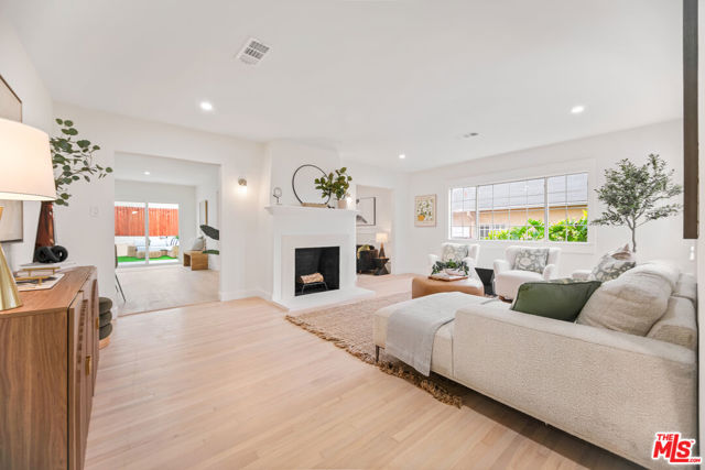 5722 Valley Ridge Avenue, Los Angeles CA: https://media.crmls.org/mediaz/1976d36b-4006-4e5b-8ac8-83728104e057.jpg