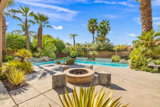 12 Boulder Lane, Rancho Mirage CA: https://media.crmls.org/mediaz/197711b3-5456-4342-ad31-08d9bc17221a.jpg