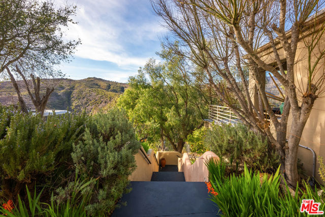 4350 Hillview Drive, Malibu CA: https://media.crmls.org/mediaz/19771d93-147a-404b-a9b4-5e5965bf3304.jpg
