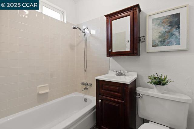 1613 Stanton St, Alameda CA: https://media.crmls.org/mediaz/19775bc2-db75-41af-814e-a95bbad265a9.jpg