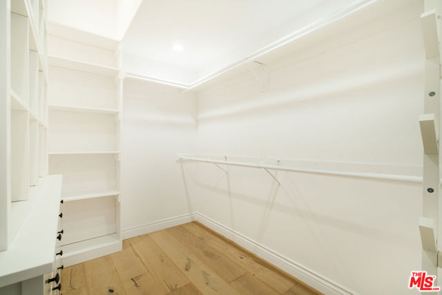 609 21st Place, Santa Monica CA: https://media.crmls.org/mediaz/197760c5-02ed-4d7b-afe1-e9f084bdfa28.jpg