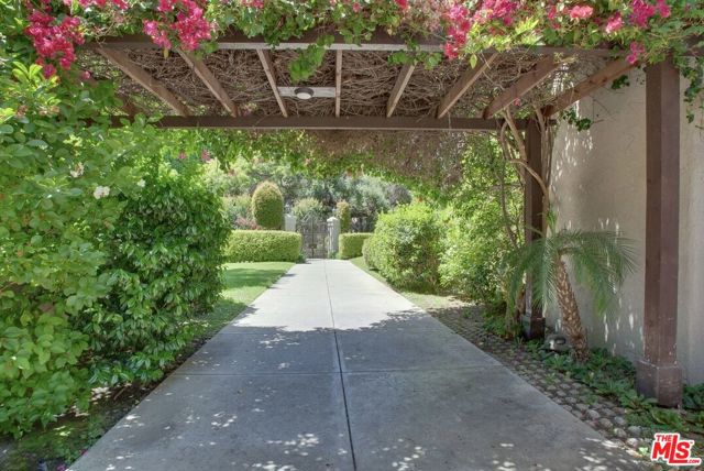 950 N Kings Road, West Hollywood CA: https://media.crmls.org/mediaz/19777fd1-510d-4dfc-a5f6-dd59c426b38d.jpg