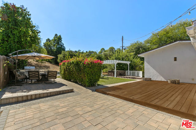 4949 San Feliciano Drive, Woodland Hills CA: https://media.crmls.org/mediaz/1977e654-309d-4957-b5fb-896d74b9b00e.jpg