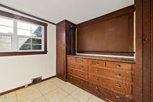 259 Acacia Street, Altadena CA: https://media.crmls.org/mediaz/1978d0dc-d7cd-4270-a35b-2e1205889003.jpg