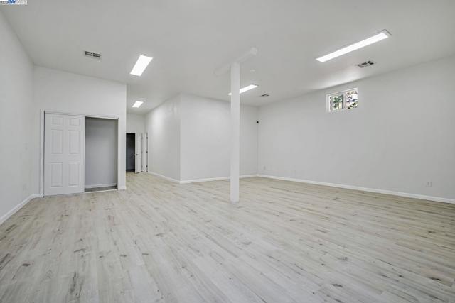 3920 Gravenstein Hwy, Sebastopol CA: https://media.crmls.org/mediaz/19792c48-136a-4c37-8ba2-f9facc897c14.jpg