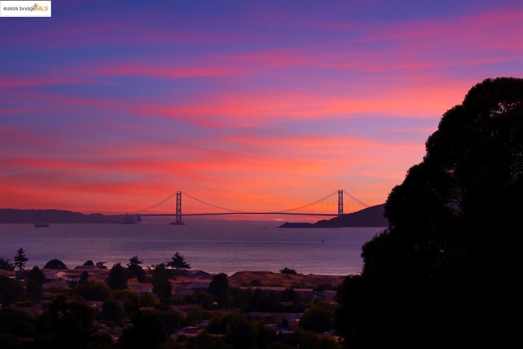 https://media.crmls.org/mediaz/197a2529-474b-486f-88bf-3071a940dc64.jpg?preset=X-Large