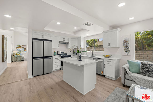 13 Pepper Court, Inglewood CA: https://media.crmls.org/mediaz/197b354f-9f44-4d2e-865f-e7e4203ddd98.jpg