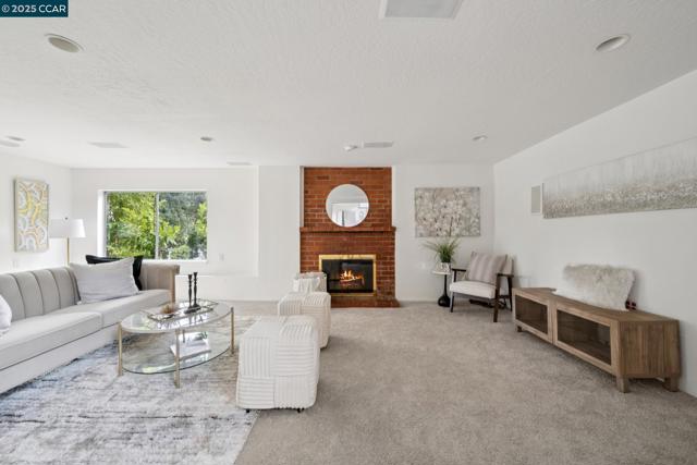 12 La Cresta Rd, Orinda CA: https://media.crmls.org/mediaz/197c5760-19d0-4e0f-8ae8-fed56f305660.jpg