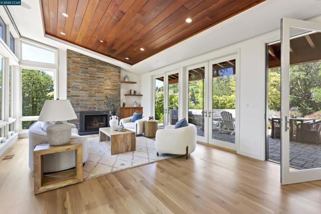 53 Tara Rd, Orinda CA: https://media.crmls.org/mediaz/197db567-ed1e-41cb-8028-74352c761b16.jpg