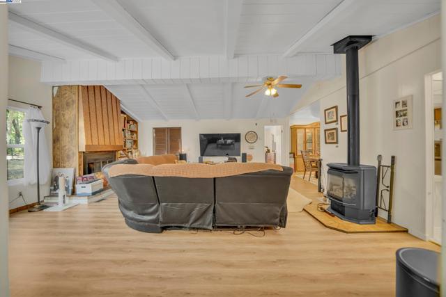 13567 Raccoon Mountain Rd, Grass Valley CA: https://media.crmls.org/mediaz/197e1ba4-e7c6-4dbd-a504-adb89be5f030.jpg