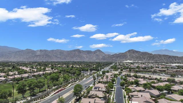 47875 Silverberry Street, La Quinta CA: https://media.crmls.org/mediaz/197f9f4d-6eca-4c7e-9c99-f8f19bf5bb69.jpg