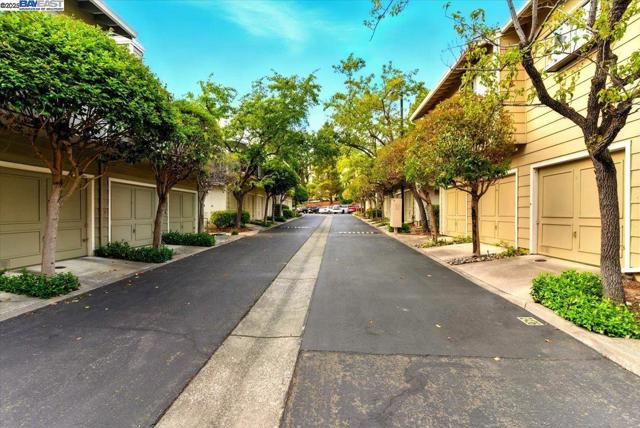 2437 Sebastopol Ln, Hayward CA: https://media.crmls.org/mediaz/197fed66-176e-4481-bff9-71cf051a575e.jpg