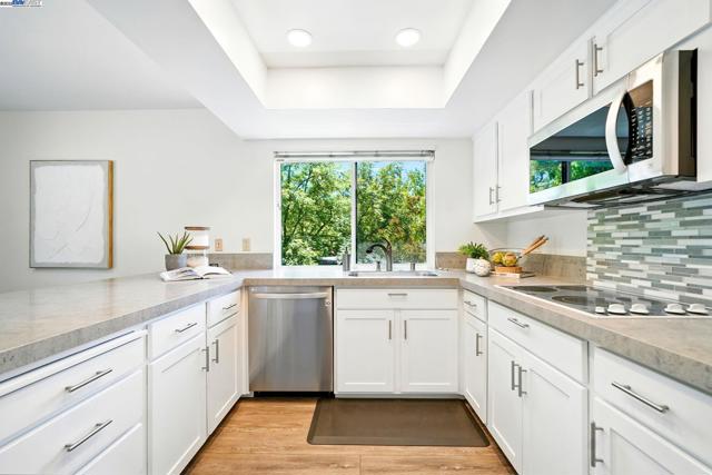 880 Terra California Dr, Walnut Creek CA: https://media.crmls.org/mediaz/19807930-3170-44fd-a599-e28c6471fd40.jpg