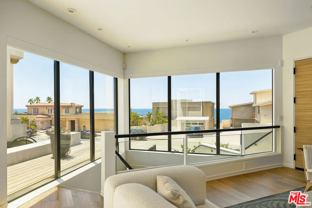 734 Esplanade, Redondo Beach, California 90277, 2 Bedrooms Bedrooms, ,2 BathroomsBathrooms,Residential,For Sale,Esplanade,25559139