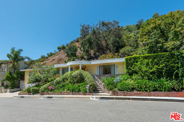 1109 Chantilly Road, Los Angeles CA: https://media.crmls.org/mediaz/1980e31b-c269-4028-b3bd-75935beeb325.jpg
