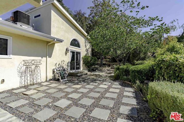 2250 Betty Lane, Beverly Hills CA: https://media.crmls.org/mediaz/1980f989-e056-4bdb-9485-620a33f0cb1e.jpg