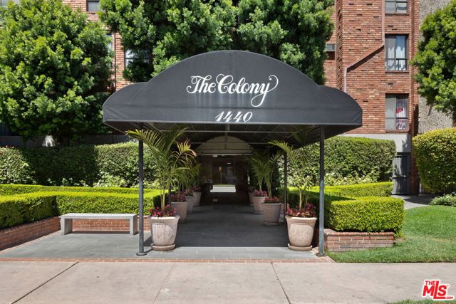 1440 Veteran Avenue, Los Angeles CA: https://media.crmls.org/mediaz/198123bf-b6ba-47b0-9c0c-9dfc2e597025.jpg