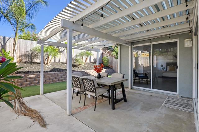 10366 Rancho Carmel Dr, San Diego CA: https://media.crmls.org/mediaz/1981763d-b6dc-4113-b37a-21892d53e67e.jpg